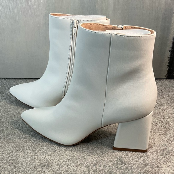 Journee Collection Tabbie Ankle Bootie in White - Size 8.5 (NWOB) - Picture 6 of 9